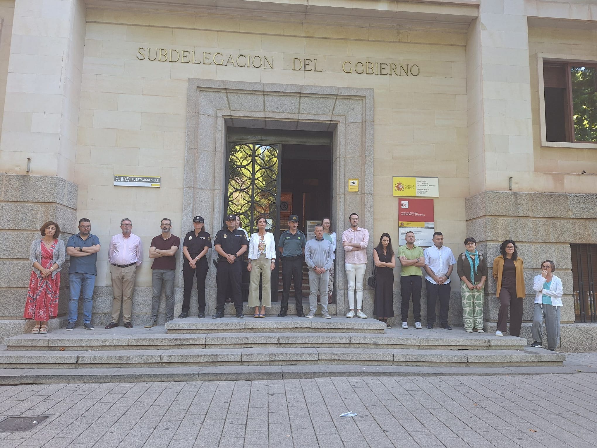 FOTO minuto silencio Cristina sub delegacion del gobierno de albacete