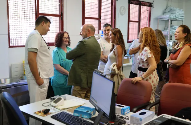 Alberto Jara visitando a los profesionales sanitarios en el Puesto de Atención a Urgencias Sanitarias (PAUS) de la Feria de Albacete