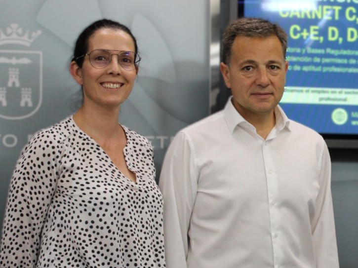 Foto de archivo.El alcalde Manuel Serrano junto a la presidenta de la Asociación Provincial de Autoescuelas Ana Selva
