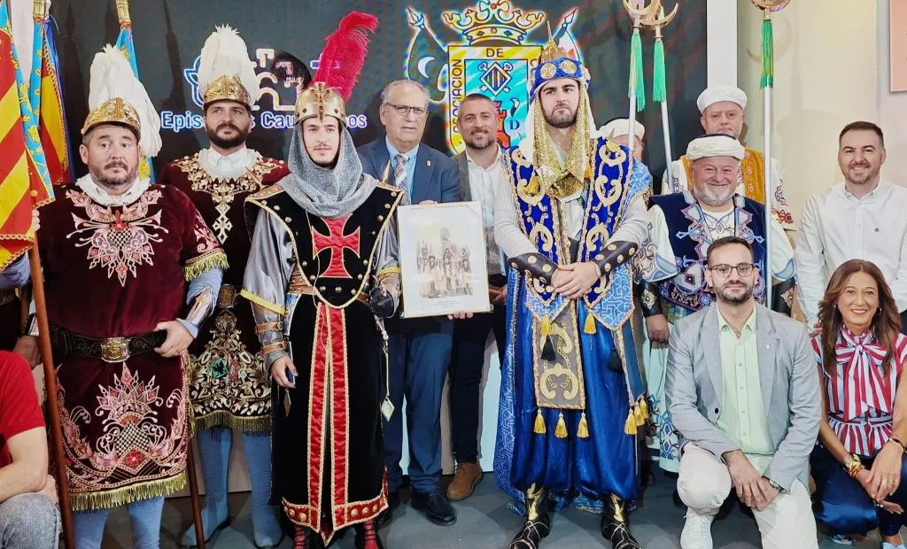 Actores representando a Don Artal y Abenzoar durante la recreación de los Episodios Caudetanos en el stand de la Junta.