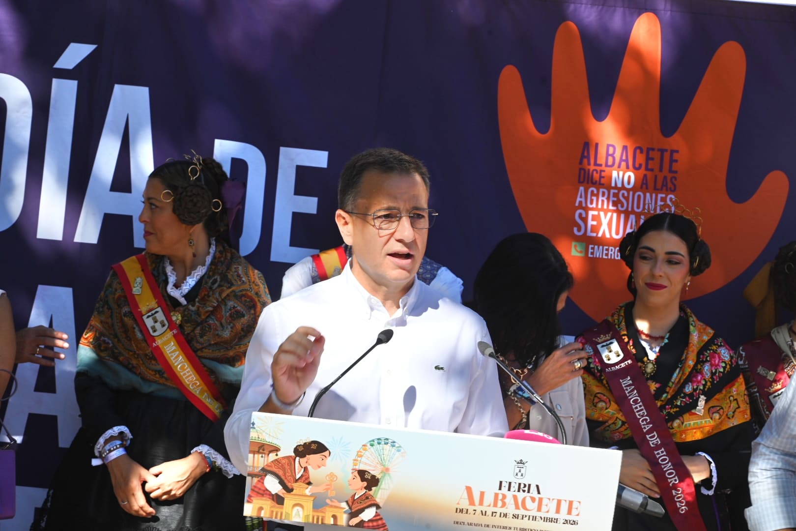 Foto.Día de la Igualdad en la Feria (6) (1){ "@context": "https://schema.org", "@type": "NewsArticle", "headline": "Igualdad Albacete: el Ayuntamiento reivindica una Feria segura, libre de agresiones y sin discriminación", "datePublished": "2026-09-11", "author": { "@type": "Organization", "name": "Sureste Televisión" }, "publisher": { "@type": "Organization", "name": "Sureste Televisión", "logo": { "@type": "ImageObject", "url": "https://surestetelevision.com/logo.png" } } } Igualdad Albacete: el Ayuntamiento reivindica una Feria segura, libre de agresiones y sin discriminación El alcalde Manuel Serrano encabeza los actos del Día de la Igualdad en el Recinto Ferial junto a la Capilla de la Virgen de Los Llanos ALBACETE, 11 de septiembre de 2026 El alcalde de Albacete, Manuel Serrano, ha reafirmado la posición institucional del Ayuntamiento en favor de la igualdad real y la erradicación de cualquier manifestación de violencia o discriminación durante la conmemoración del Día de la Igualdad en la Feria de Albacete, desarrollada en el Recinto Ferial junto a la Capilla de la Virgen de Los Llanos. Serrano ha señalado que la conmemoración mantiene su vigencia mientras persistan situaciones de desigualdad salarial, estereotipos sexistas o conductas violentas dirigidas hacia las mujeres o por motivos de orientación sexual. Dispositivo de prevención y atención ferial Durante la jornada se ha puesto en valor el operativo preventivo desplegado en el espacio ferial, integrado por los Puntos Violeta y Arco Iris, las Rondas Violetas y diversas campañas informativas de sensibilización. El primer edil ha expresado su reconocimiento al sector hostelero, a los feriantes, al voluntariado y al personal de seguridad privada, resaltando las acciones formativas impartidas para coordinar la respuesta técnica ante eventuales situaciones de acoso o agresión. Firmeza ante la violencia y acompañamiento a víctimas El alcalde ha subrayado el desempeño del Centro de la Mujer y de las entidades del Consejo de la Mujer, calificando su aportación de referente en materia de políticas públicas de igualdad. Asimismo, ha remarcado la postura inflexible de la administración local en la persecución de los agresores y la atención integral a las víctimas de violencia machista u homofobia. El acto ha incluido la presentación del mural colaborativo 'Cada pieza cuenta. Libres e iguales', concebido como símbolo de la implicación comunitaria en la construcción de entornos de convivencia basados en el respeto. Compromiso social transversal Por su parte, la concejala de Igualdad, Gala de la Calzada, ha remarcado que la consecución de la igualdad de oportunidades constituye un compromiso que atañe al conjunto de la ciudadanía por encima de siglas políticas. De la Calzada ha trasladado un mensaje de respaldo a las mujeres en situación de vulnerabilidad, incidiendo en el deber de protección y acompañamiento colectivo.