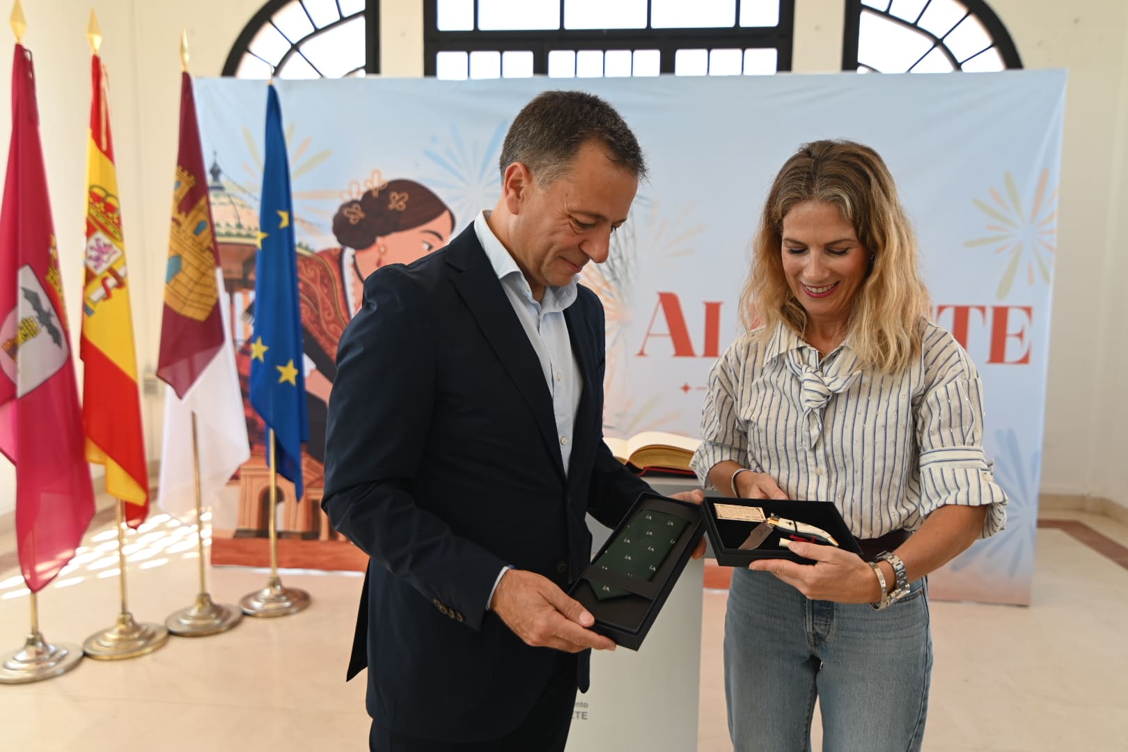 El alcalde Manuel Serrano entrega una navaja de Albacete a la presidenta del Parlamento de Andalucía, Ana Mestre, en la Feria.