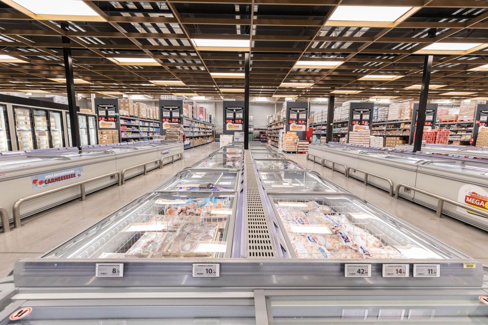 Interior del centro GM Cash de Albacete con productos para el sector de la hostelería.