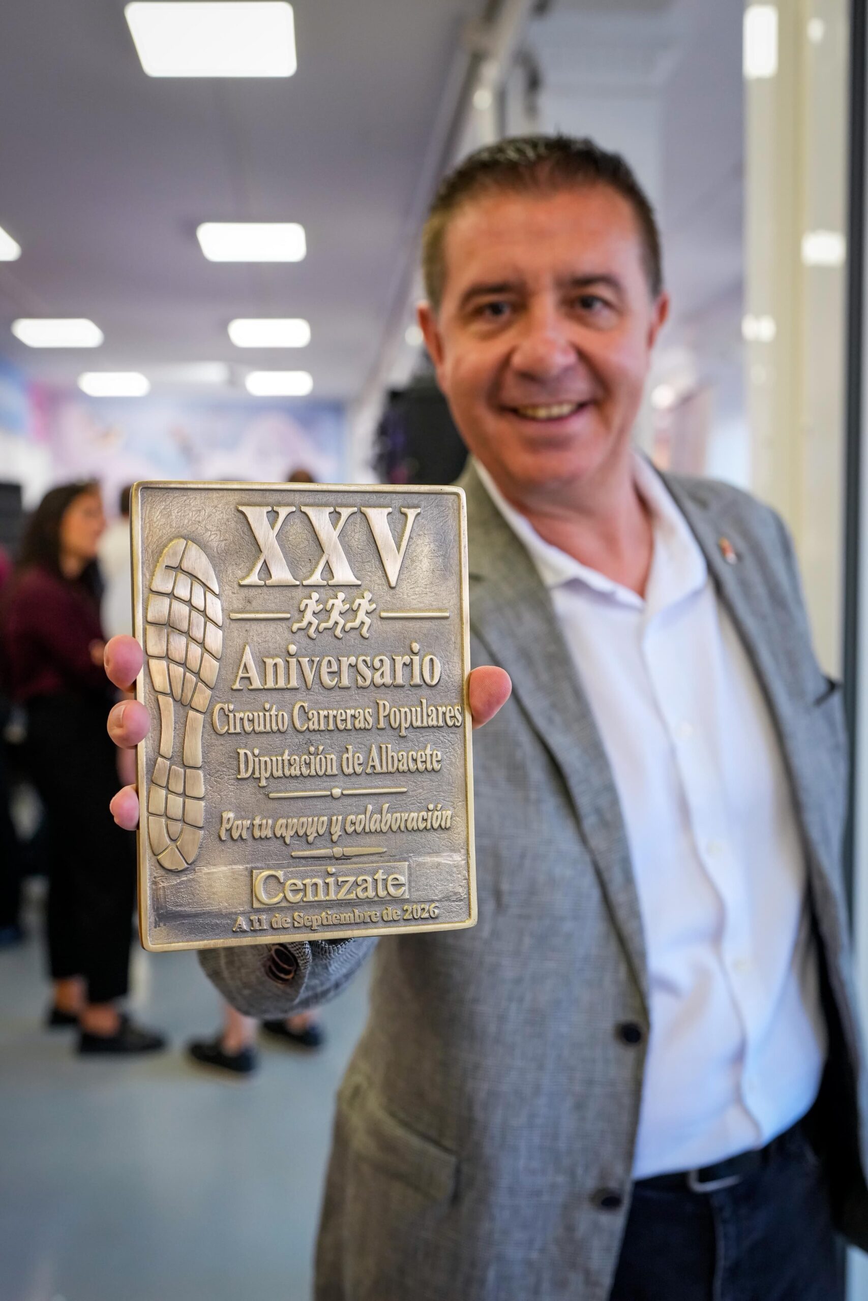 Imagen de Cabañero con una de las placas conmemorativas (1)