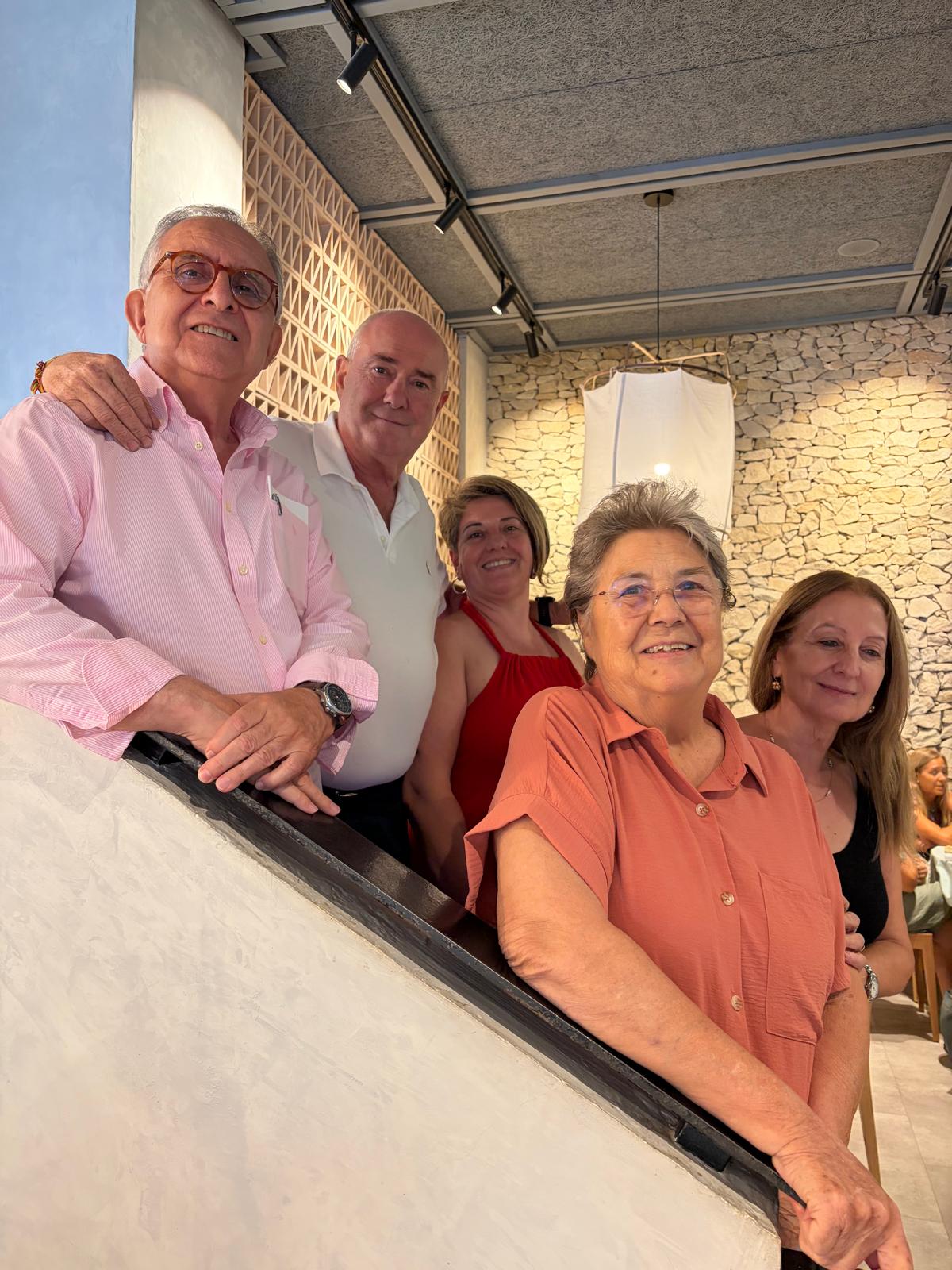 APRECU da a conocer las obras ganadoras del XXXVI Concurso Literario Juan J. García Carbonell sobre "La Navaja" El certamen patrocinado por la Diputación Provincial de Albacete distingue los trabajos de Ismael Pérez de Pedro en Prosa y José Antonio Gago Martín en Verso ALBACETE, 2 de septiembre de 2026 La Asociación de Cuchillería y Afines (APRECU) ha hecho público el fallo del XXXVI Concurso Literario Juan J. García Carbonell sobre «La Navaja», iniciativa que cuenta con el patrocinio de la Diputación Provincial de Albacete. El jurado de la presente edición ha estado presidido por Francisco Jiménez Carretero e integrado por Tomás Mancebo Jiménez, Carmina Belmonte Useros y Manuela Galdón Sánchez. Obras premiadas en las modalidades de Prosa y Verso En la modalidad de Prosa, el primer premio ha sido concedido al escritor Ismael Pérez de Pedro, natural de Viladecans (Barcelona), por la obra titulada «Besar una nube». Por su parte, en la modalidad de Verso, el galardón ha recaído en el autor segoviano José Antonio Gago Martín por el poema «La hora de los héroes». Ambos autores ya habían sido galardonados en convocatorias anteriores del certamen. El jurado ha resaltado la diversidad de enfoques y la calidad técnica de los textos presentados, los cuales abordan la navaja desde múltiples perspectivas, incluyendo sus usos profesionales y aplicaciones terapéuticas. Puesta en valor de la dimensión cultural de la cuchillería El Concurso Literario Juan J. García Carbonell, que acumula más de tres décadas de trayectoria, constituye una de las actividades culturales más veteranas de APRECU. Su objetivo es promover la divulgación del patrimonio cuchillero a través de la creación literaria en lengua castellana. Las bases de la XXXVI edición han determinado la admisión de trabajos originales e inéditos orientados a reflejar la dimensión artesanal, histórica, familiar y simbólica de la navaja en la identidad de Albacete, excluyendo expresamente aquellas obras que contuvieran elementos de exaltación de la violencia. Dotación económica y acto de entrega de premios Cada una de las modalidades establecidas (Prosa y Verso) contempla un premio económico de 1.000 euros, una reproducción en miniatura del Monumento al Cuchillero y un lote de piezas de cuchillería valorado en 250 euros. La entrega de galardones tendrá lugar el próximo 10 de septiembre de 2026 en el Hotel Palacio Albacete, en el marco del tradicional Acto de Hermandad del Gremio Cuchillero organizado por APRECU durante la celebración de la Feria de Albacete aprecu