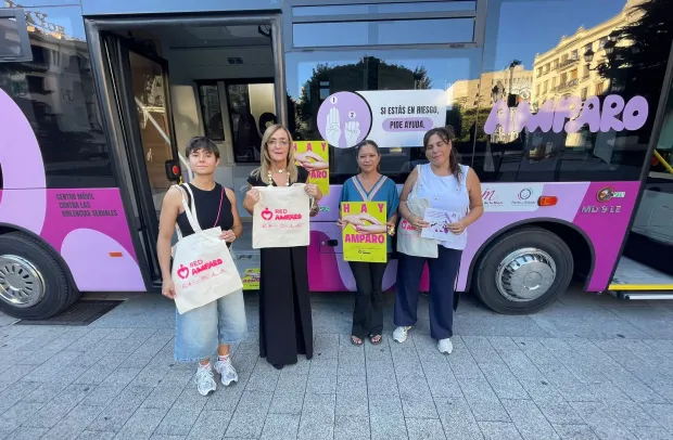La delegada de Igualdad, Lola Serrano, junto al equipo del autobús.jpeg