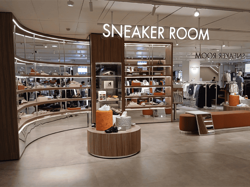 Exposición de zapatillas exclusivas en el nuevo espacio Sneakers Room de El Corte Inglés