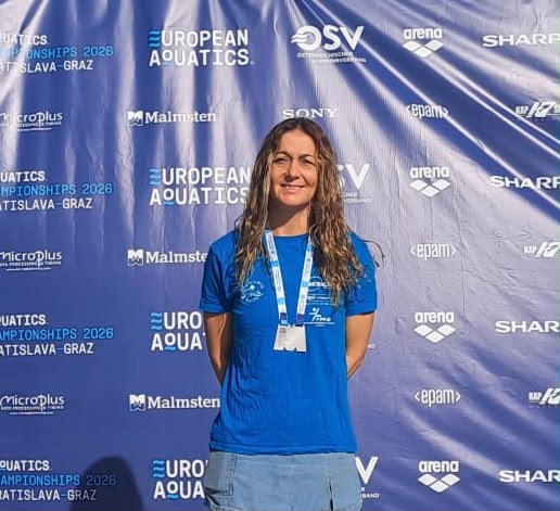 Soraya Pérez logra la medalla de plata en los 800 libres y lidera la representación de Castilla-La Mancha en el Europeo de Natación Máster 2026 La nadadora del CD Albacete Swim firma el resultado más destacado de la delegación regional en la cita continental disputada en Samorín (Eslovaquia) 21 de agosto de 2026 La plata de Soraya Pérez, hito principal de la delegación regional Soraya Pérez (1976), nadadora del CD Albacete Swim, ha conquistado la medalla de plata en la prueba de 800 metros libres dentro de la categoría de 50-54 años en el Campeonato de Europa de Natación Máster 2026, celebrado en la localidad de Samorín (Eslovaquia). La deportista firmó un tiempo de 10:18.67, situándose en segunda posición de su categoría. Junto al subcampeonato continental, Pérez completó su participación en piscina con un cuarto puesto en los 400 metros libres (5:01.50) y una sexta posición en los 200 metros libres (2:24.59). Su actuación ha liderado la representación de Castilla-La Mancha en un certamen que ha reunido a más de 4.000 participantes, entre ellos 124 nadadores españoles. Resultados de los deportistas de Castilla-La Mancha en piscina La presencia autonómica en las pruebas de natación en piscina se ha completado con otros dos deportistas. Miguel Ángel Molina Jiménez (1971), perteneciente también al CD Albacete Swim y encuadrado en la categoría de 55-59 años, disputó las tres distancias del estilo braza: finalizó decimoséptimo en los 200 metros braza (3:27.84), vigesimosegundo en los 50 metros braza (43.34) y vigesimotercero en los 100 metros braza (1:36.37). Por su parte, Alfonso Romera (1990), del CN Valdepeñas y participante en la categoría de 35-39 años, compitió en la modalidad de mariposa, obteniendo la cuarta posición en los 200 metros mariposa (2:31.38) y el decimosexto lugar en los 50 metros mariposa (27.64). En total, los tres nadadores castellano-manchegos sumaron ocho resultados individuales dentro del balance de la expedición española. Próximas pruebas en la modalidad de aguas abiertas El Campeonato de Europa de Natación Máster 2026, que engloba las disciplinas de natación, natación artística, waterpolo, aguas abiertas y buceo, continuará con las pruebas de aguas abiertas. Soraya_Europeo_master_2026_natacion albacete