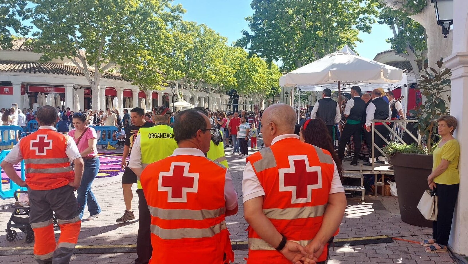 voluntarios de cruz roja en la feria de albacete