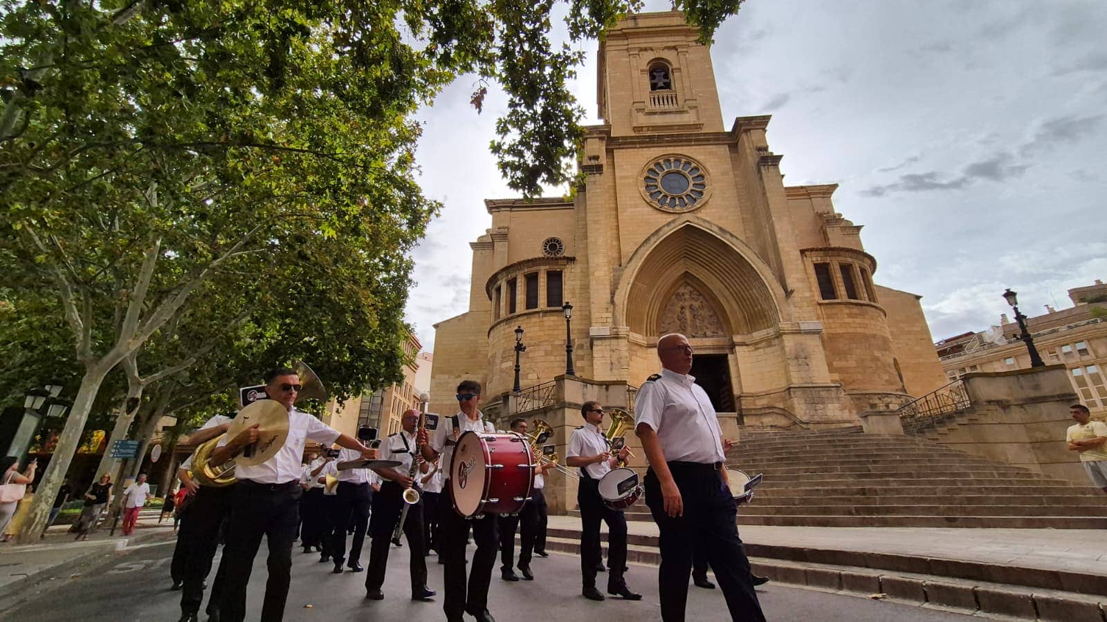 La Banda Sinfónica Municipal de Albacete interpretando piezas musicales durante su pasacalles de Feria pasando por la catedral