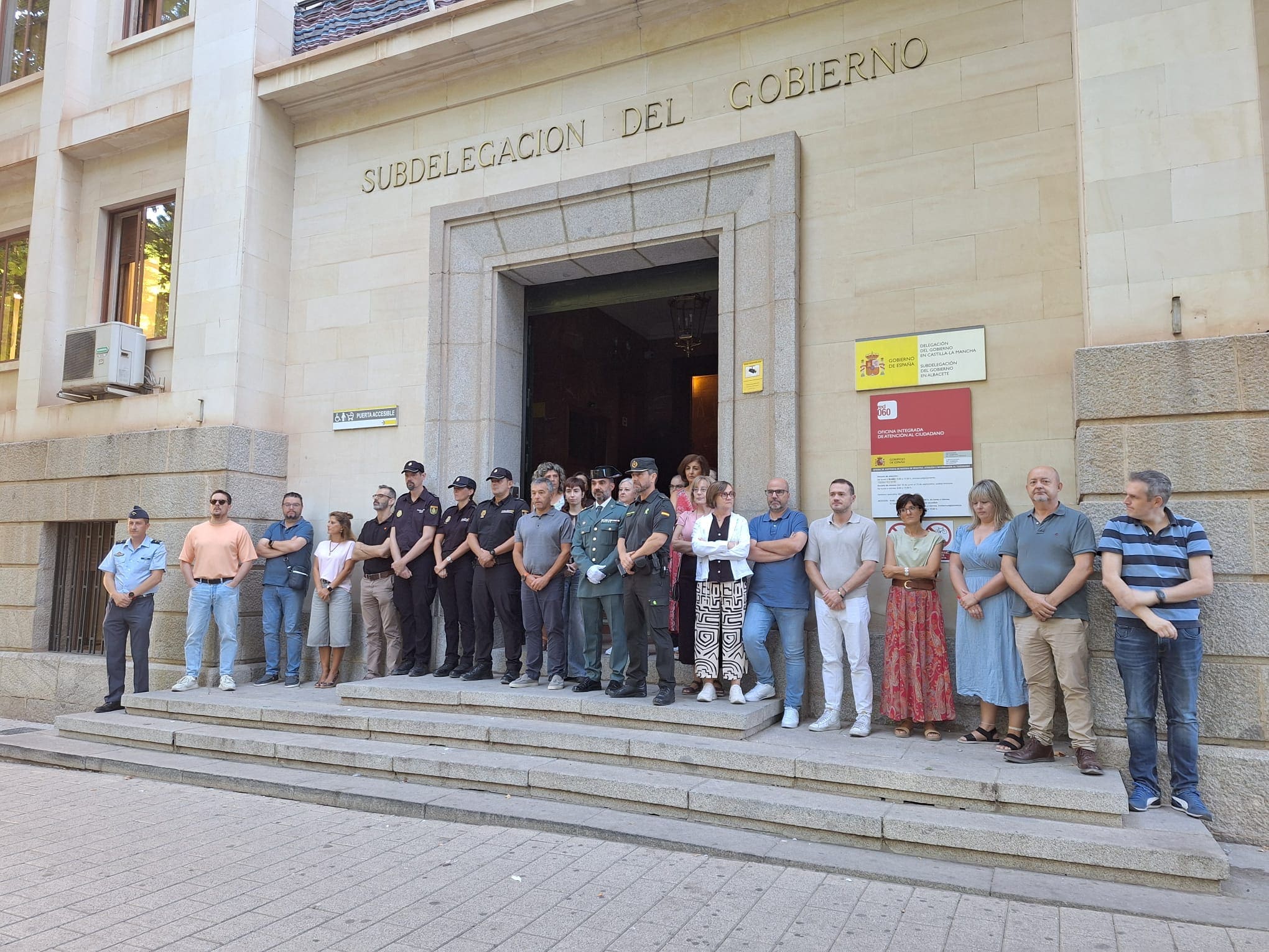 Concentración y minuto de silencio a las puertas de la Subdelegación del Gobierno en Albacete en repulsa por la violencia de género.