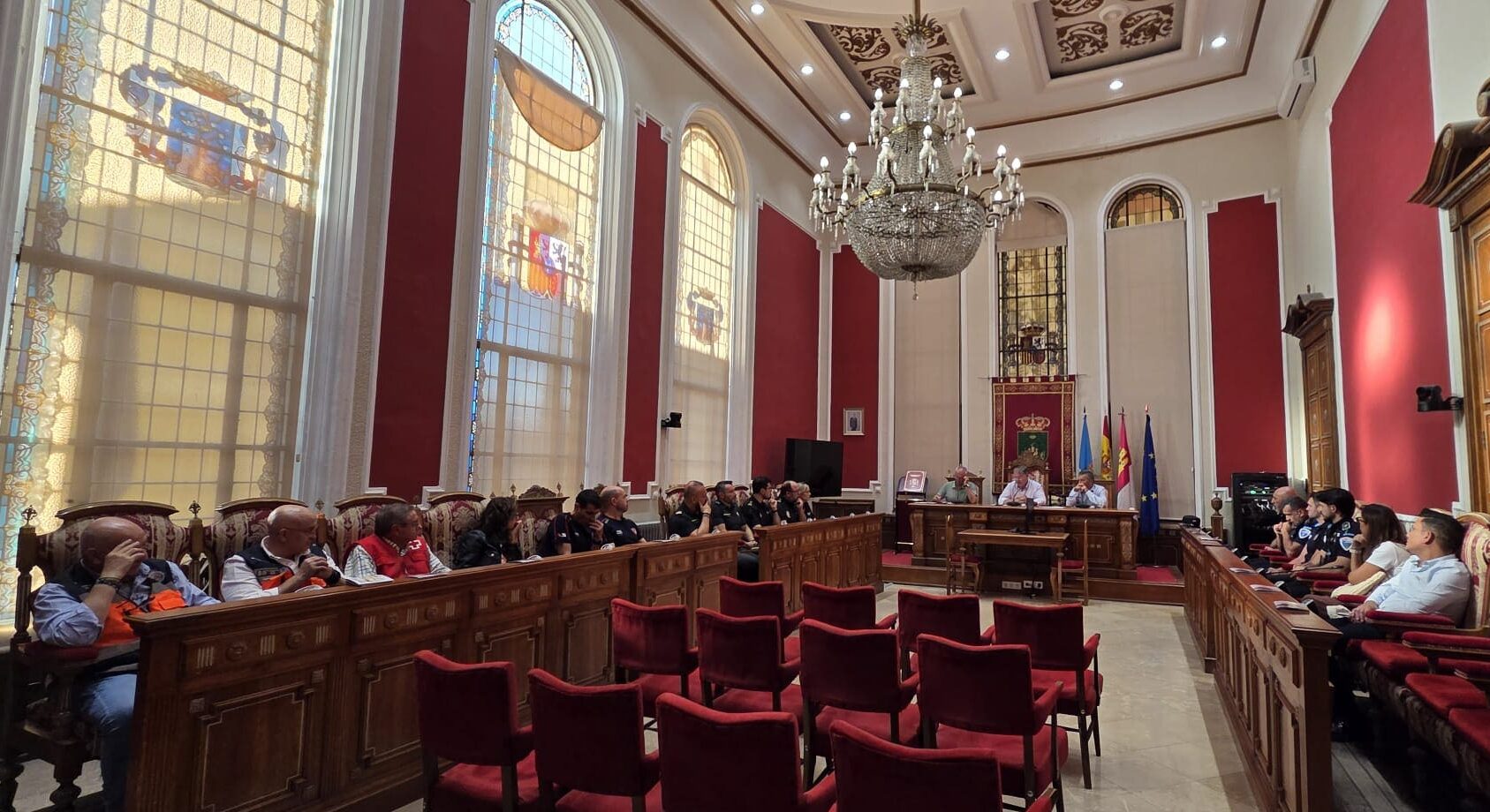 Miguel Juan Espinosa y Manuel Serena encabezando la reunión de la Junta Local de Seguridad en Hellín