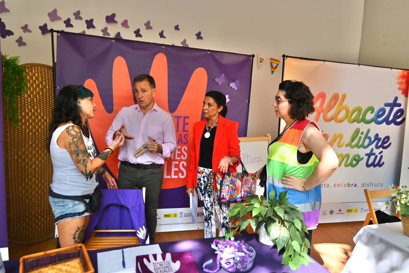 Visita del alcalde Manuel Serrano al Punto Violeta y Arcoíris en el Recinto Ferial.