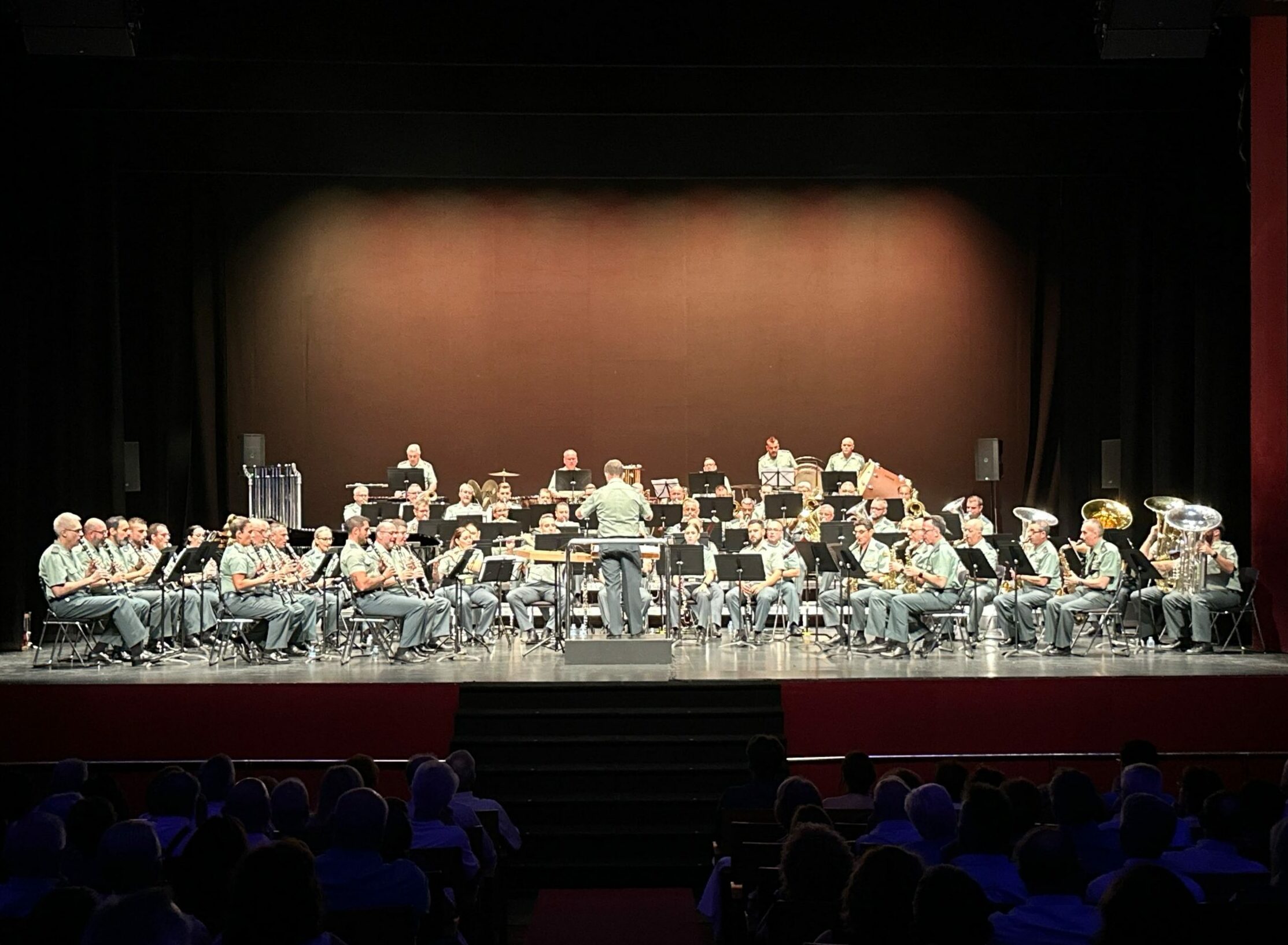 Actuación de la Unidad de Música de la Guardia Civil en el escenario del Teatro Circo de Albacete.