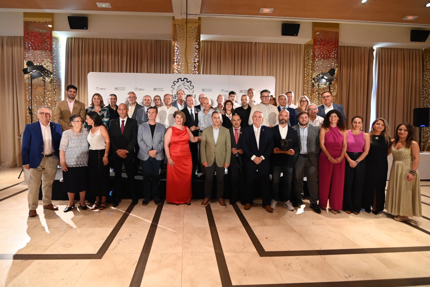 El alcalde Manuel Serrano junto a los miembros de Aprecu y autoridades regionales durante el Acto de Hermandad de la cuchillería.