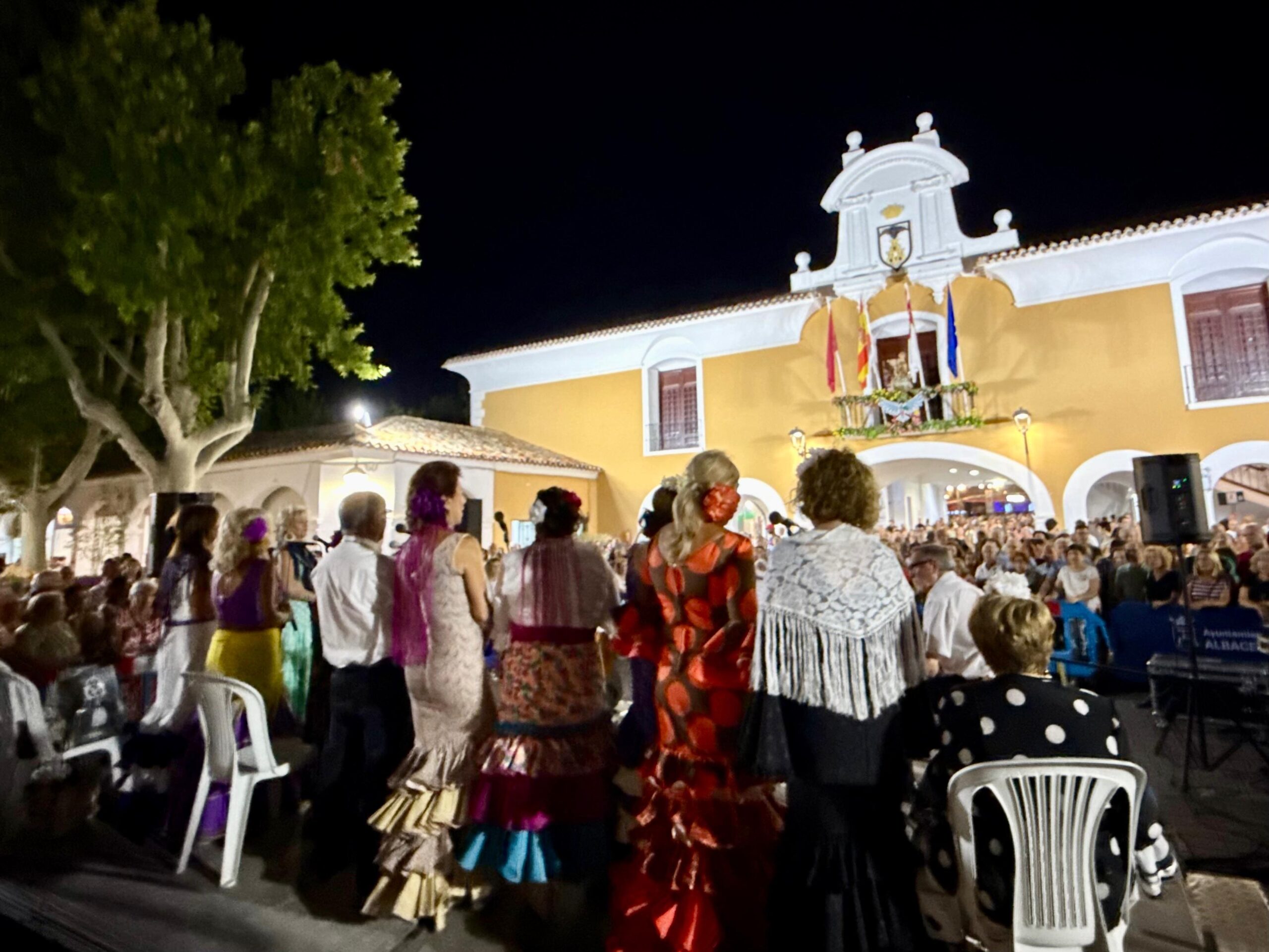 Coro ‘La Besana’ ante la Capilla de la Virgen de Los Llanos en el Recinto Ferial.