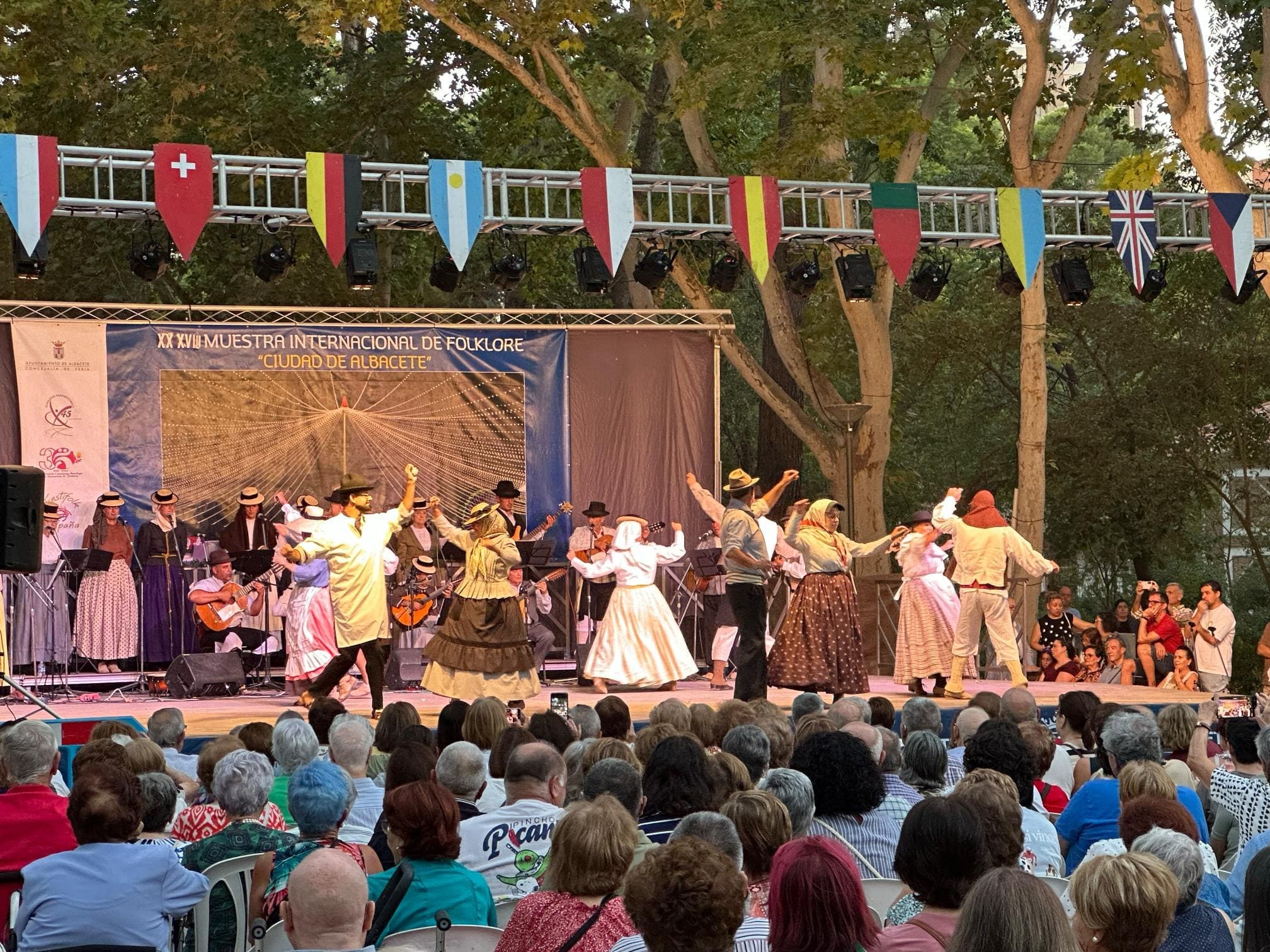 Agrupación Folklórica 'Los Brezos' de Tenerife en el Parque Abelardo Sánchez