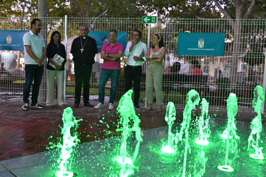 Manuel Serrano e integrantes de la corporación visitando la renovada zona de descanso de Aguas de Albacete en los Ejidos
