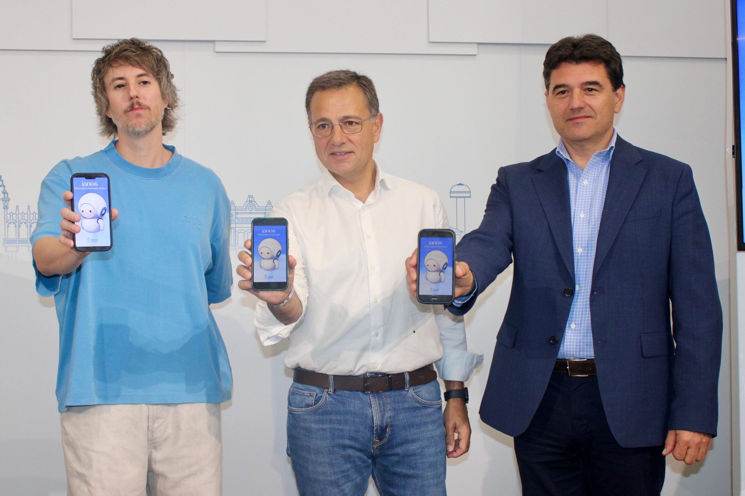 El alcalde Manuel Serrano y el concejal Francisco Navarro presentan la aplicación IANOS para la Feria de Albacete.