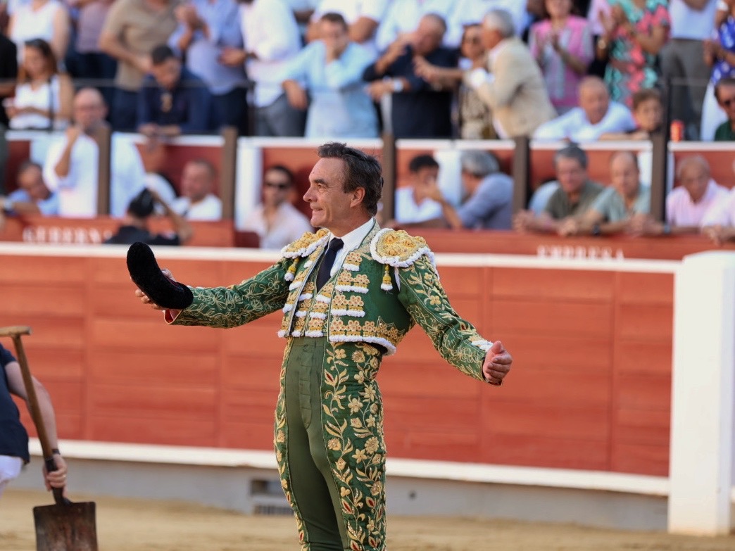 El matador de toros Tomás Rufoen el ruedo de la Plaza de Toros de Albacete