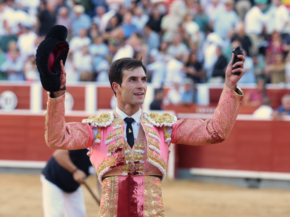 Roca Rey toreando en la Plaza de Toros de Albacete durante la cuarta de Feria.