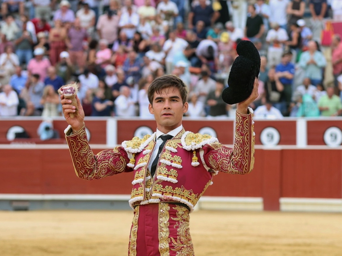 Sebastián Castella realizando un muletazo bajo la lluvia en la Plaza de Toros de Albacete.