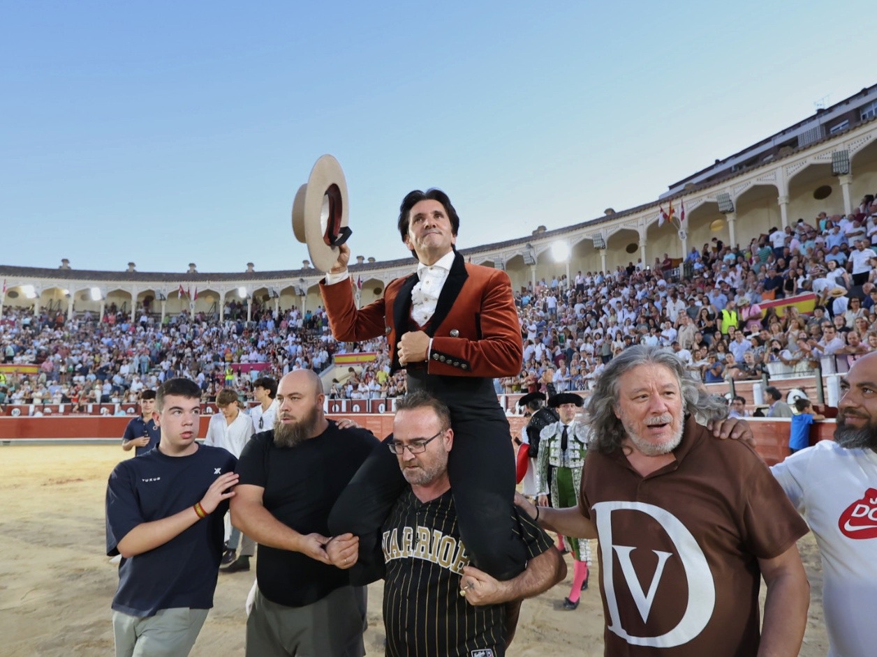 El rejoneador Diego Ventura celebrando el triunfo con cuatro orejas en la Plaza de Toros de Albacete
