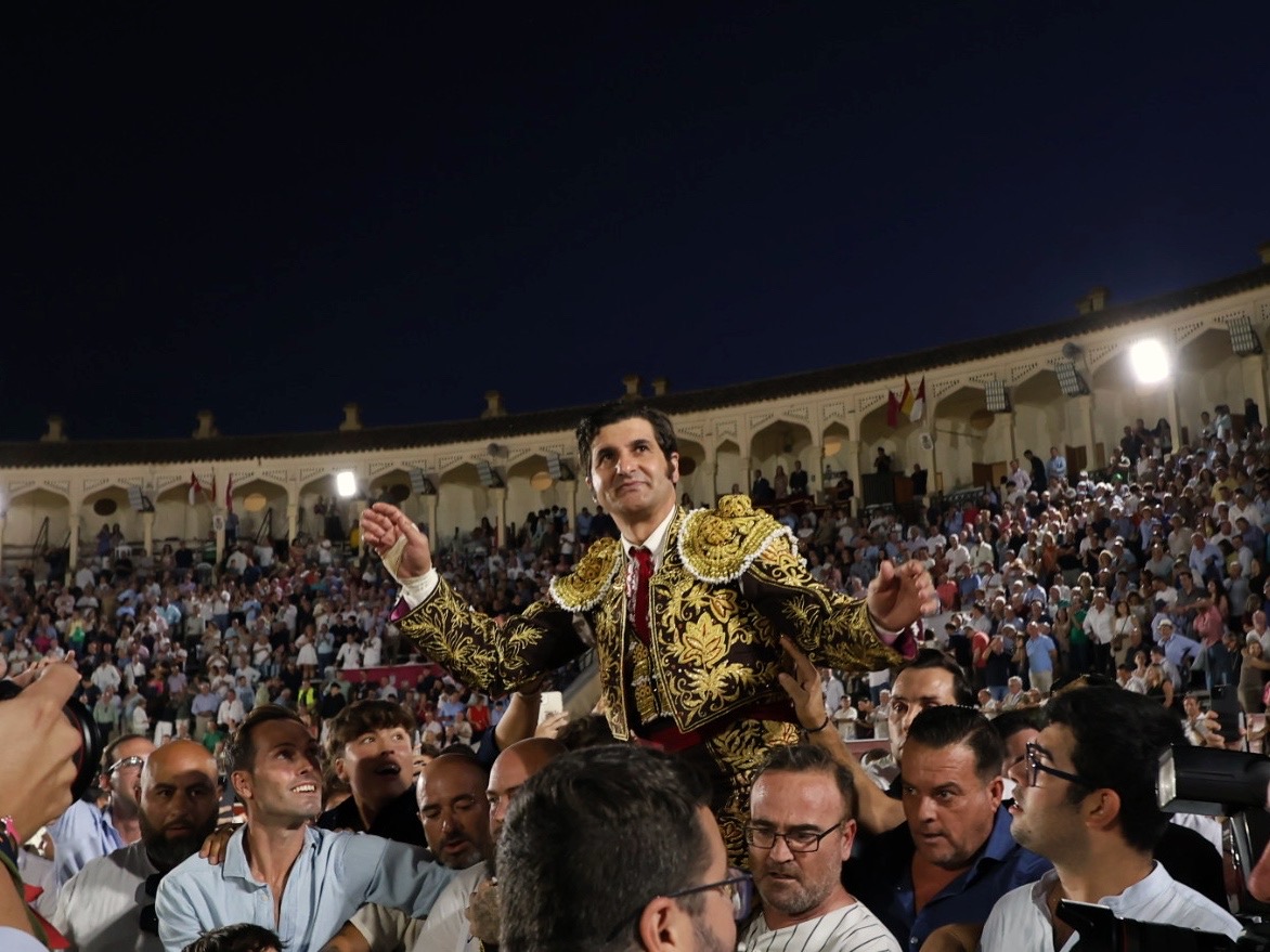 Morante de la Puebla saliendo a hombros por la Puerta Grande de la Plaza de Toros de Albacete.