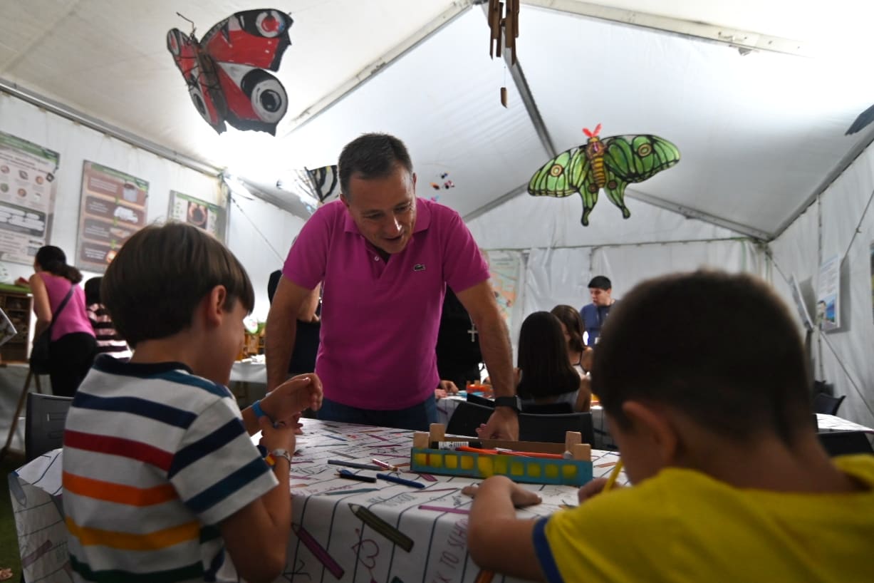 Manuel Serrano y concejales participando en la Feria Infantil del Medioambiente en los Ejidos.