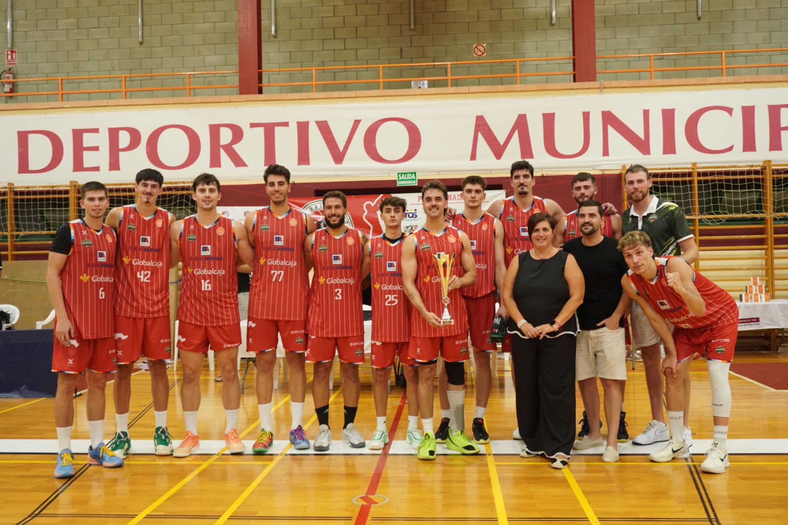 Jugadores del Bueno Arenas Albacete Basket celebrando una jugada durante el partido ante el Proinbeni UPB Gandía en Aspe