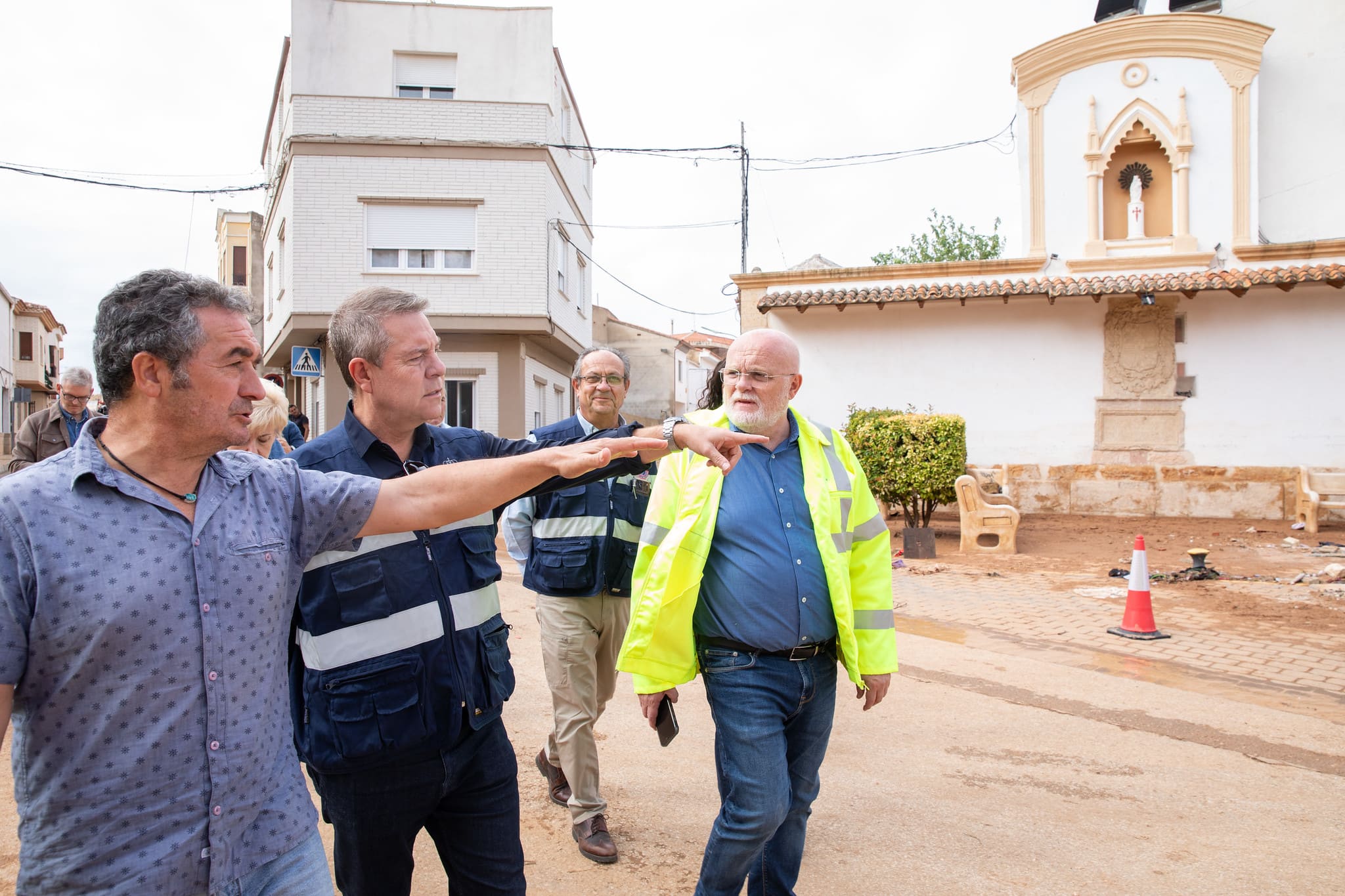 Emiliano García-Page y autoridades locales evaluando los daños causados por la riada en Madrigueras.