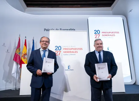 El consejero Juan Alfonso Ruiz Molina presentando el proyecto de presupuestos de 2027 en el Palacio de Fuensalida