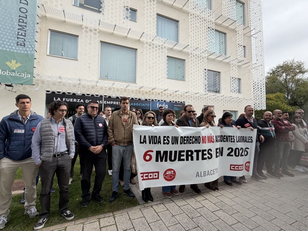 Líderes sindicales de CCOO y UGT durante la concentración de protesta frente a la sede de FEDA en Albacete