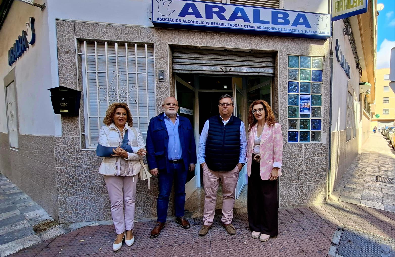 A LAS PUERTAS DE LA SEDE DE ARALBA albacete