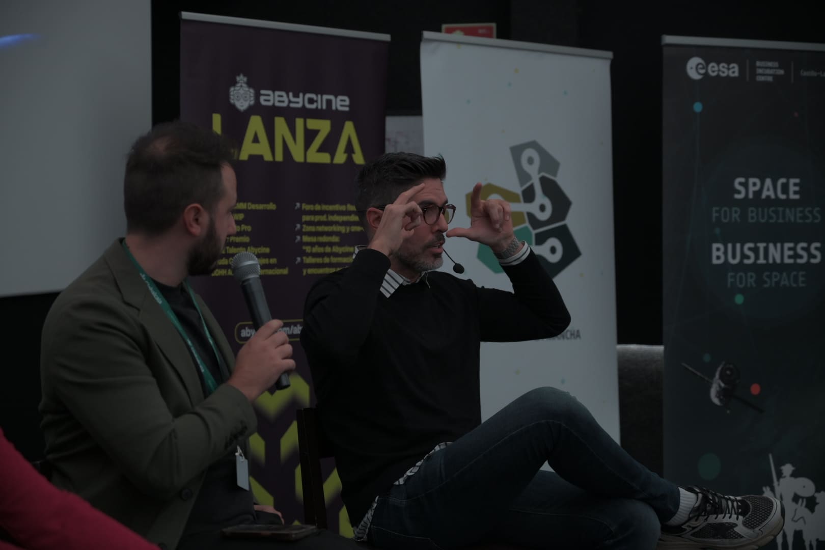 Javi Ponzo y Ana de Alva durante el encuentro sobre cine y nuevas audiencias en los Cines Odeón. abycine