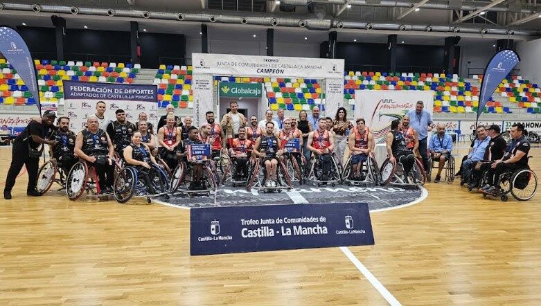 Jugadores del BSR amiab celebrando la consecución del Trofeo Junta de Comunidades de Castilla-La Mancha en la pista del Manzanares Arena