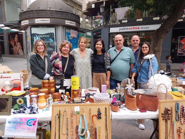 La concejala Llanos Navarro en la visita al Mercadillo Solidario de ASPAS en la Plaza Mayor de Albacete.