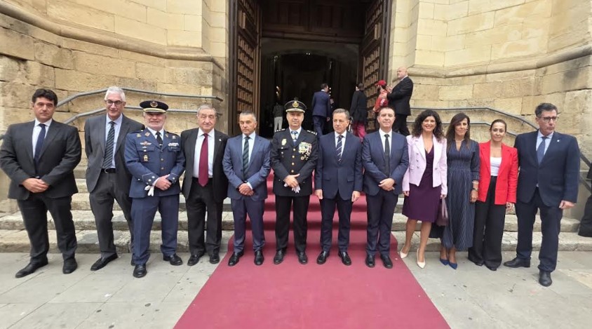 Miguel Juan Espinosa y Antonio López-Alcahut en el acto de entrega de condecoraciones de la Policía Nacional en Albacete