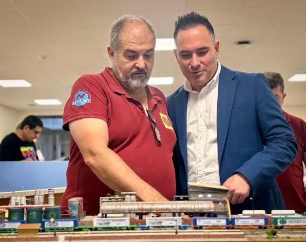 Inauguración de la exposición de maquetas ferroviarias organizadas por AFAEPS en el Centro Ágora de Albacete