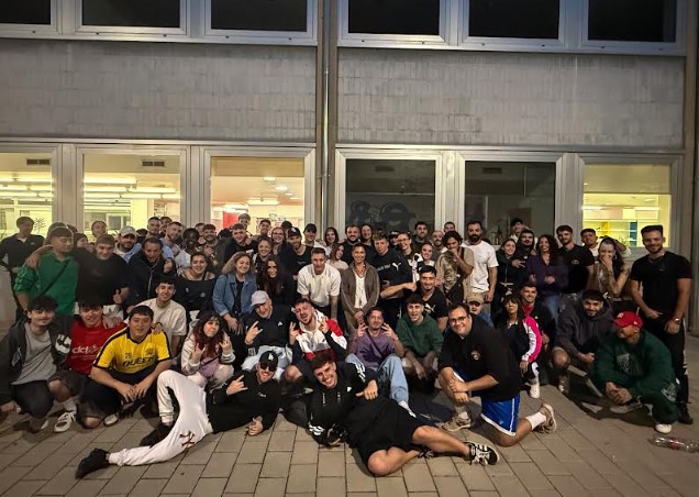 Gala de la Calzada junto a jóvenes participantes en el evento de música urbana Batalla de Promesas en el Centro Joven