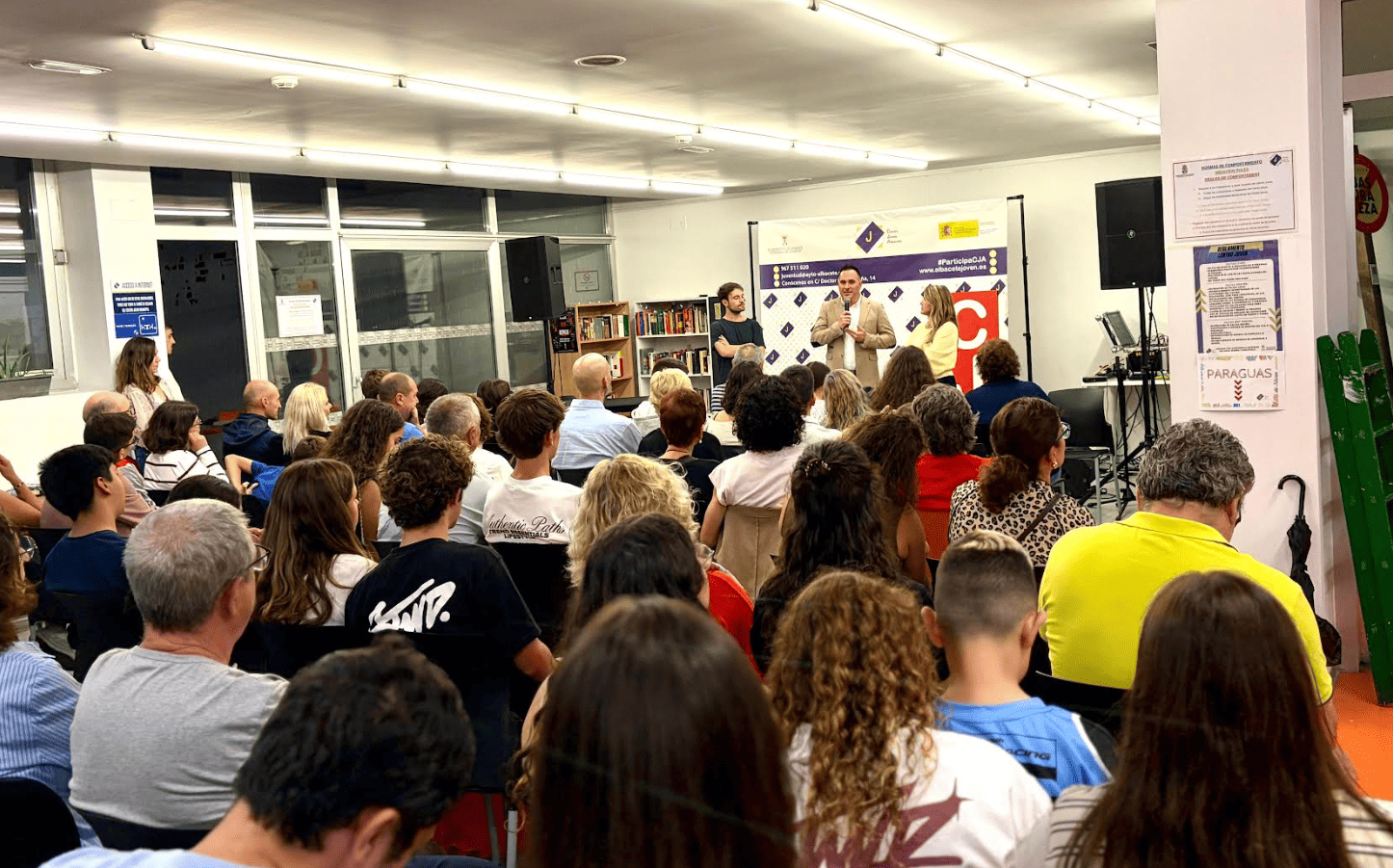 Los concejales Pascual Molina y Lucrecia Rodríguez de Vera junto a los participantes del V Certamen de Creación Joven en Albacete.