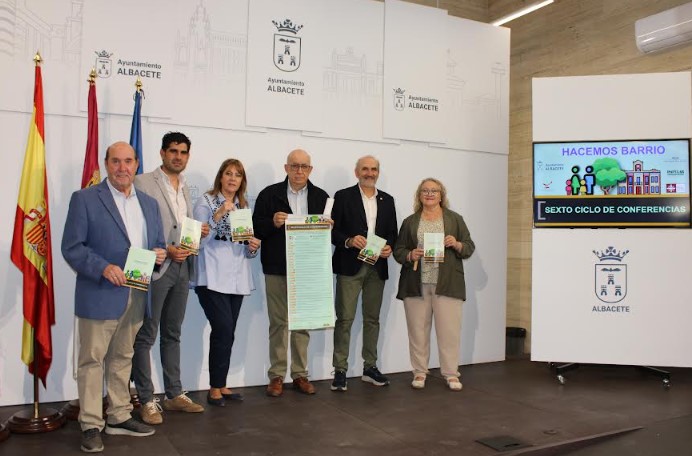Llanos Navarro, José González, Carmen Sánchez, Antonio Caulín y Virgilio Cencerrado durante la presentación de la VI edición de Hacemos Barrio.