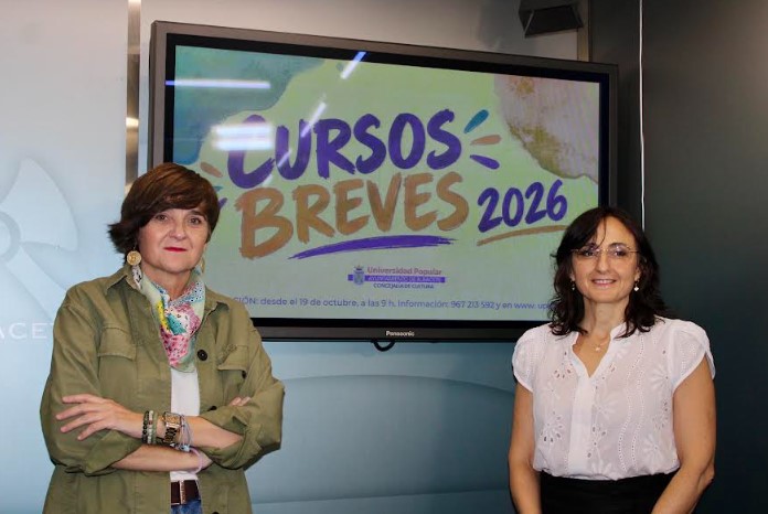 Elena Serrallé y María José Jiménez en la presentación de los Cursos Breves de la Universidad Popular de Albacete