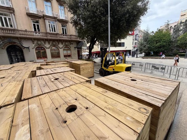 Montaje de las estructuras luminosas de Navidad en la Calle Ancha de Albacete.