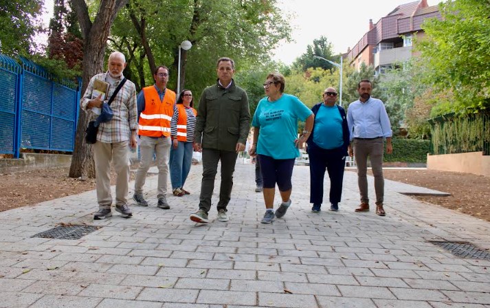 El alcalde Manuel Serrano supervisando las obras de renovada accesibilidad en la calle Juan Guspi de Albacete
