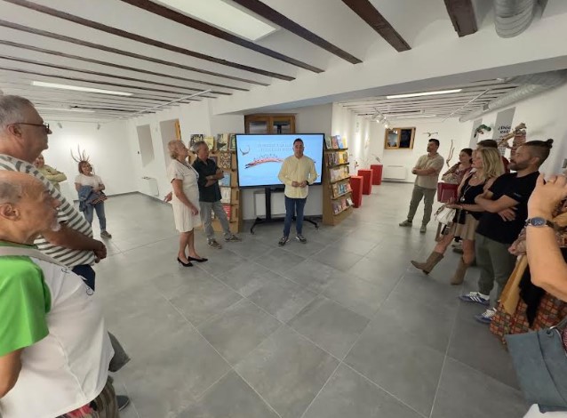 Pascual Molina junto a los artistas Julio Lorenzo y María Ángeles Vela inaugurando la exposición fantástica en la Biblioteca Simón Abril.