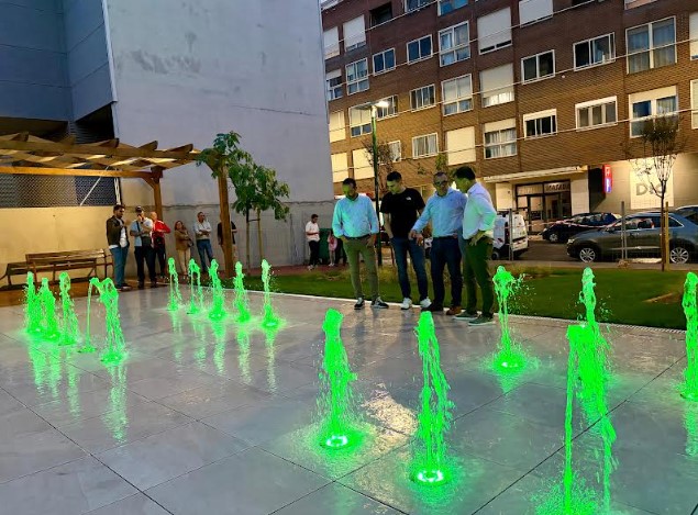 Manuel Serrano visitando las obras del nuevo parque infantil y zonas verdes en la calle del Ángel