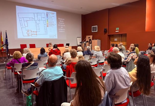 la historiadora María Soledad Ferrer-Vidal en el inicio del ciclo La Historia no contada