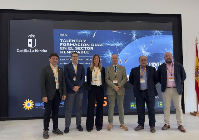 Francisco Navarro participando en la jornada sobre talento y formación dual renovable en el centro de FP de Aguas Nuevas.