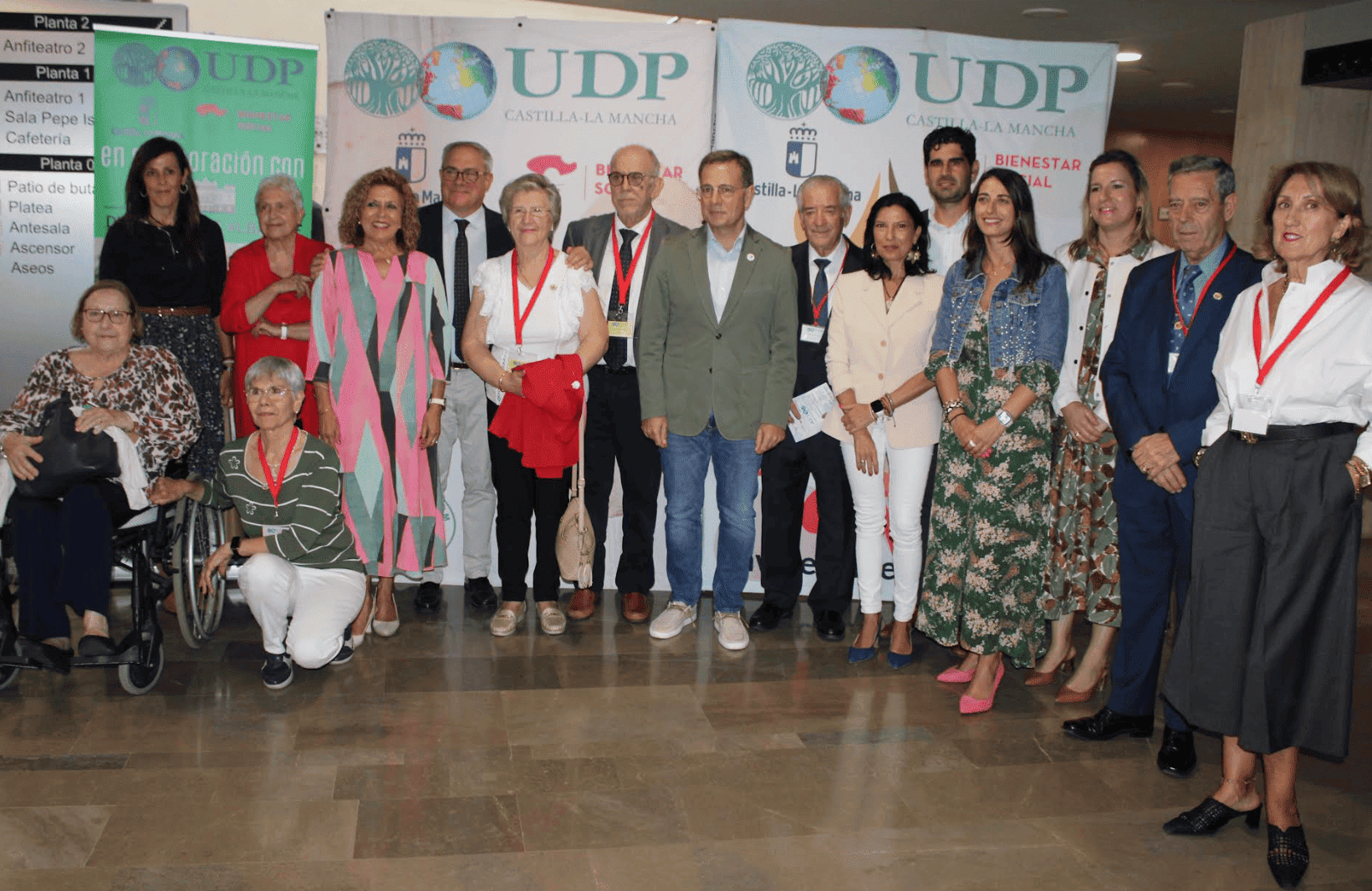 Manuel Serrano en el Teatro Circo junto a José Palacios y Ramón Munera durante la clausura del Congreso de la UDP
